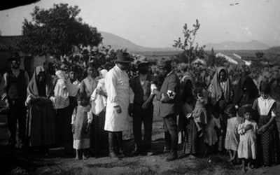 anni '30: equipe medica in visita alle famiglie di uno stazzo del Sulcis