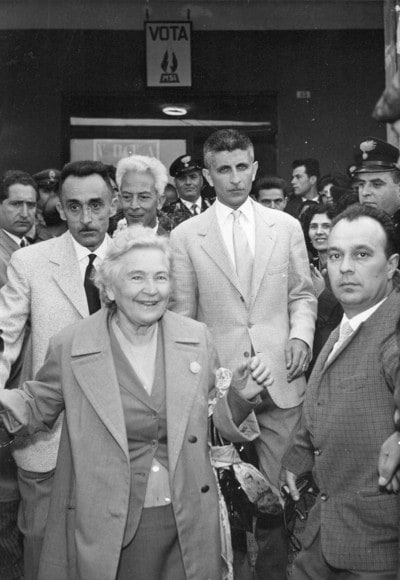 Carbonia 1958, <b>Giovanni Maria Angioy</b> dietro <b>Rachele Mussolini</b> all'inaugurazione della locale sezione del Msi